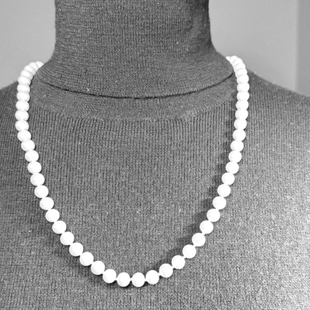 Liz Claiborne Classic Faux Pearl Necklace Gold Clasp Elegant 24"